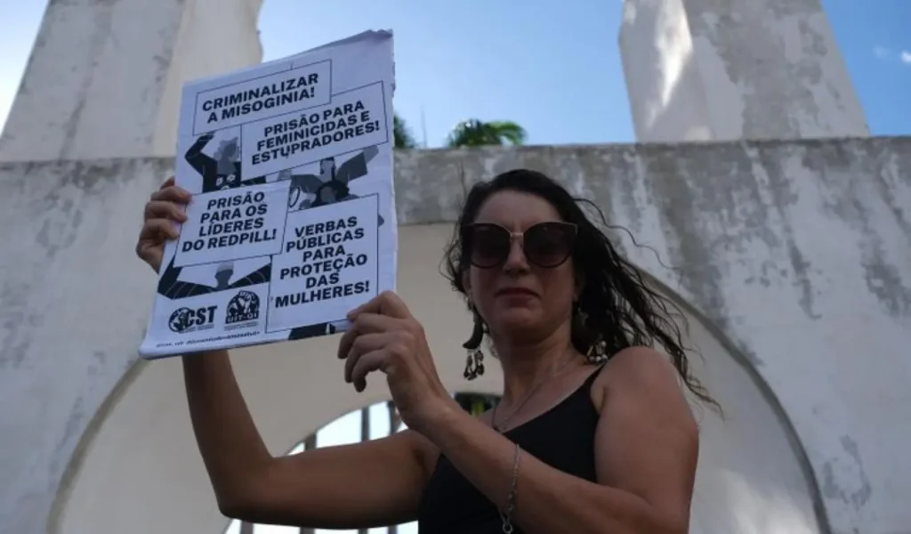 Ato nos Arcos da Lapa Clama pelo Fim da Violência Contra Mulheres e LGBTQIA+