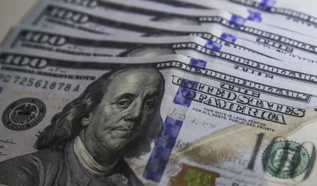 Dólar Chega Próximo a R$ 5,60 com Aumento de Remessas ao Exterior