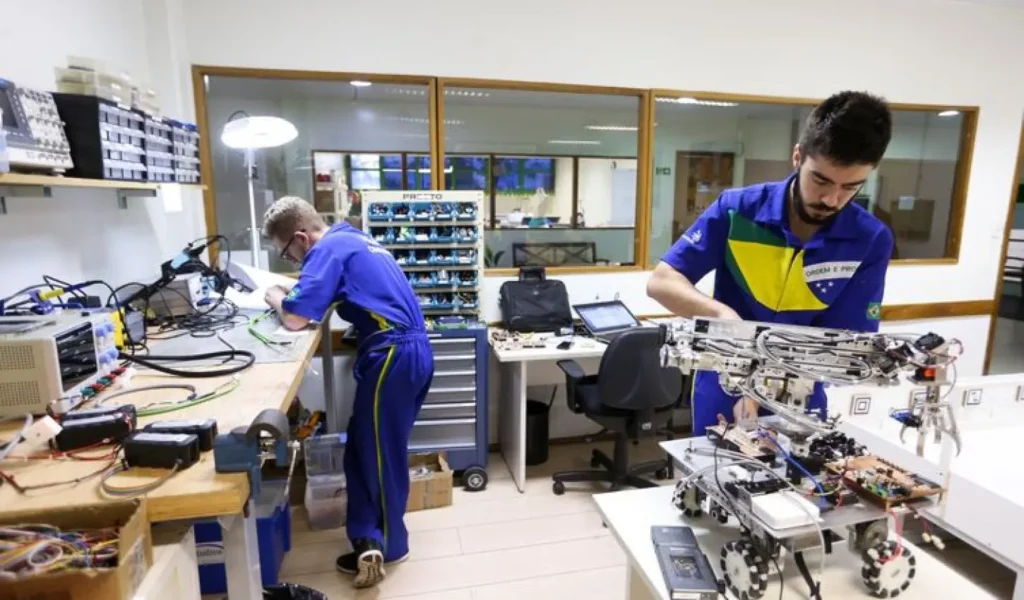 MEC Regulamenta Programa de Incentivo à Formação Profissional no Brasil