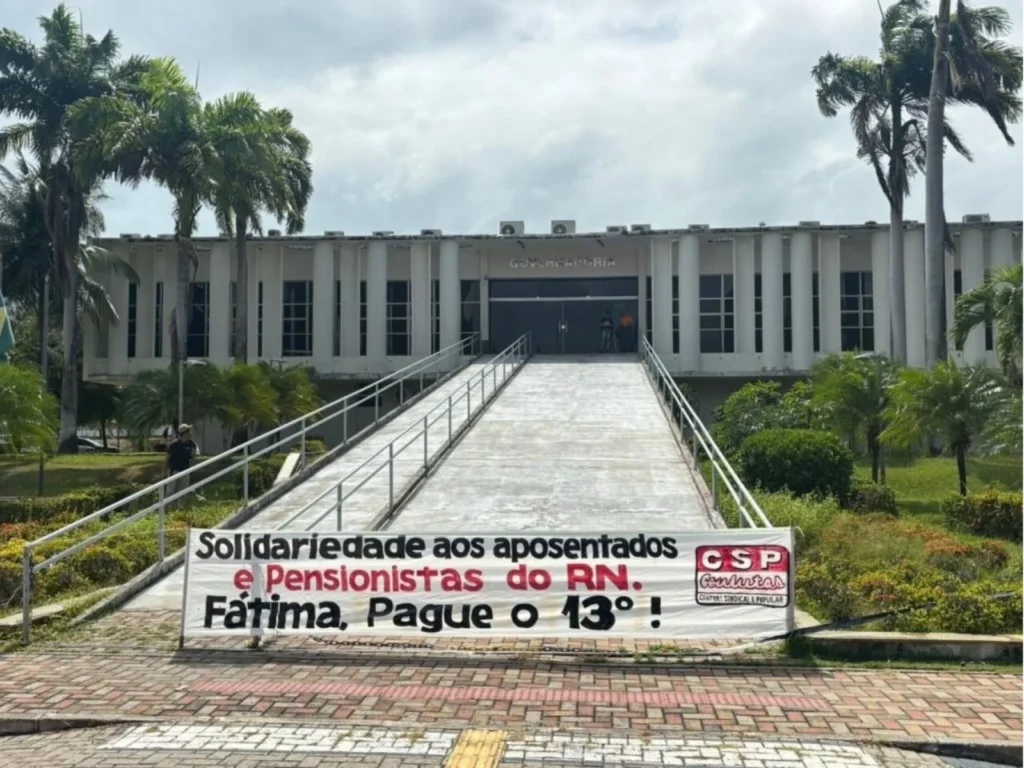 Aposentados da Saúde Protestam por 13º Salário Atrasado em Ato Público