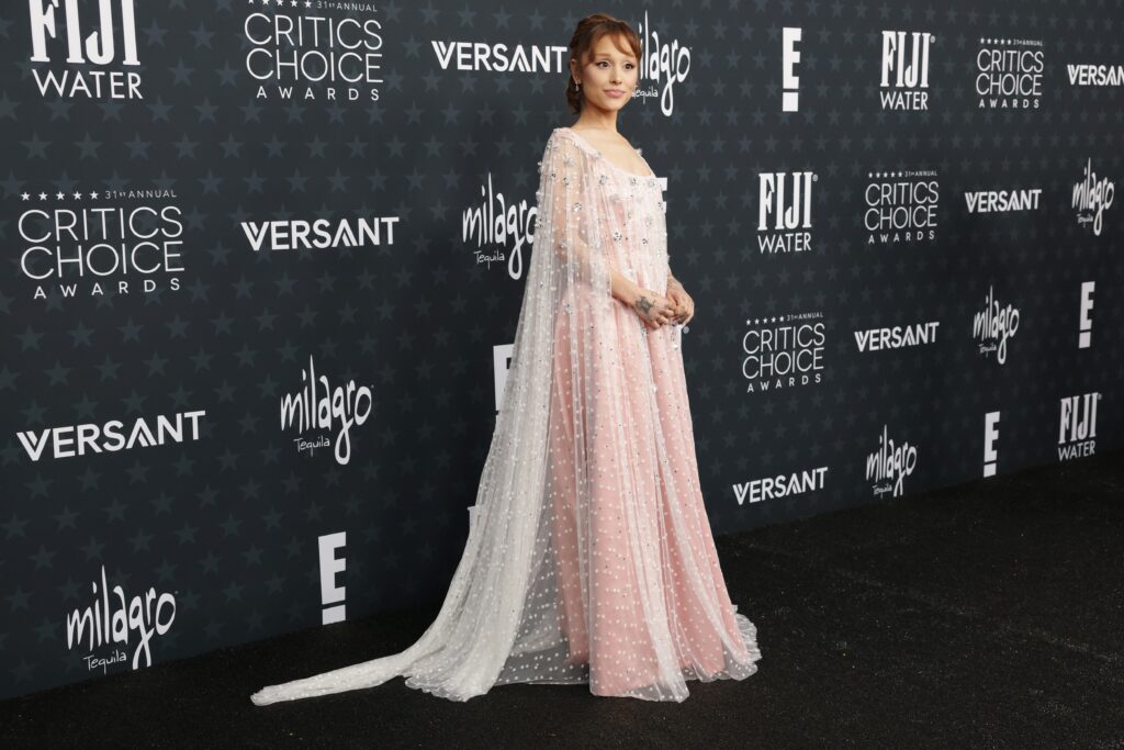 Ariana Grande Surpreende com Visual Moreno no Critics Choice Awards 2026
