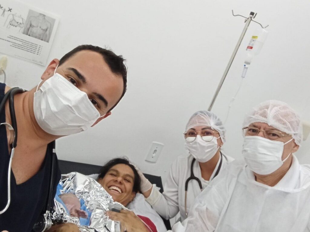 Bebê é nomeado após médico que realizou seu parto em Blumenau: ‘Vi o carinho nos olhos dele’ Bebê é nomeado após médico que realizou seu parto em Blumenau: 'Vi o carinho nos olhos dele'