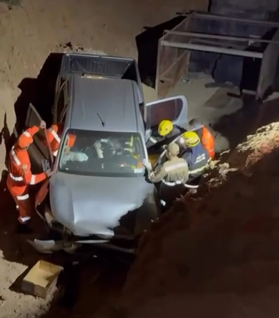 Carro cai em buraco em obra na BR-304 em Mossoró: motorista é socorrido