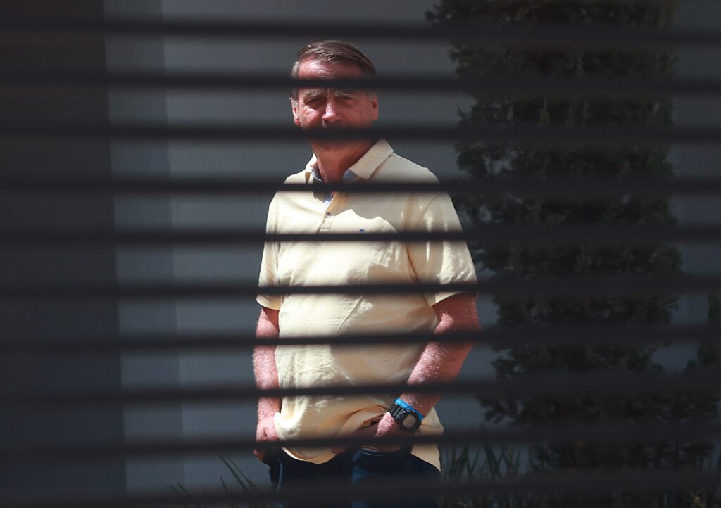 Defesa de Bolsonaro Solicita Revisão da Condenação pelo STF