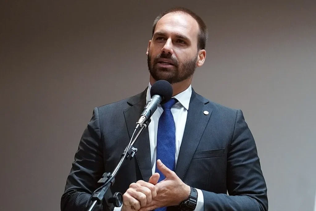 Eduardo Bolsonaro Enfrenta Processo Disciplinar na PF por Faltas ao Serviço