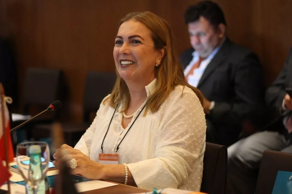 Secretária defende taxação de jogos e enfatiza educação integral para enfrentar desafios sociais