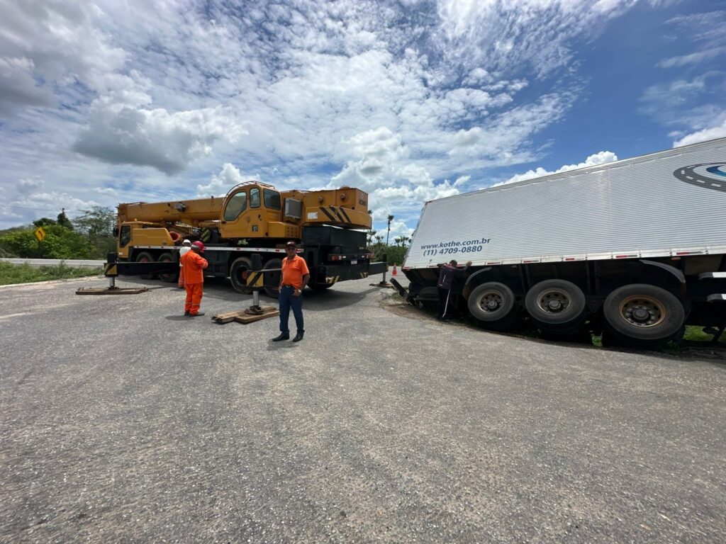 Acidente na BR-304: Carreta com 25 toneladas de melão tomba em Mossoró