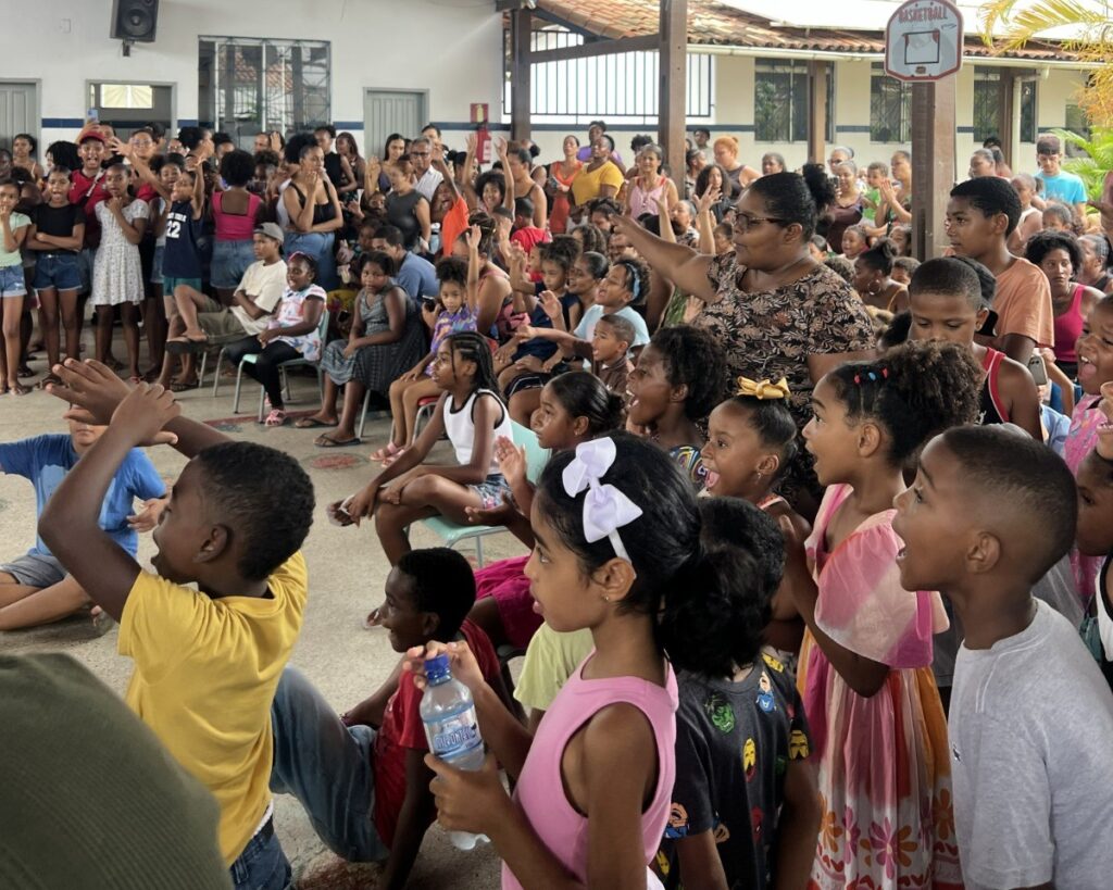 Lauro de Freitas (BA) Celebra o Natal com Entrega de Presentes para Alunos da Rede Municipal