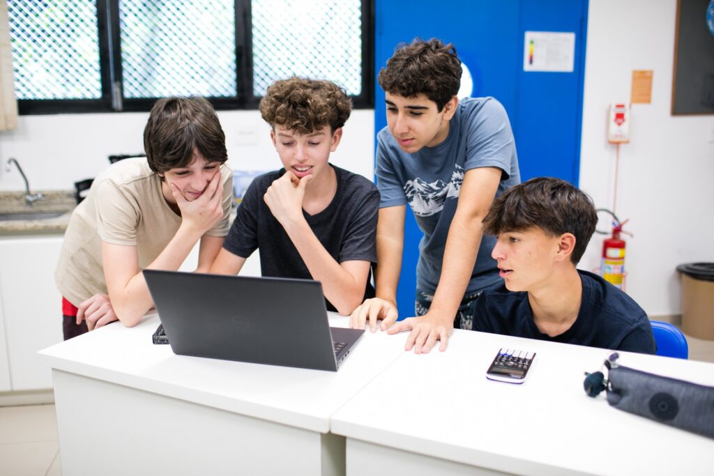 Regulamentação da IA na Educação: Veto à Correção de Questões Dissertativas Sem Professor Regulamentação da IA na Educação: Veto à Correção de Questões Dissertativas Sem Professor