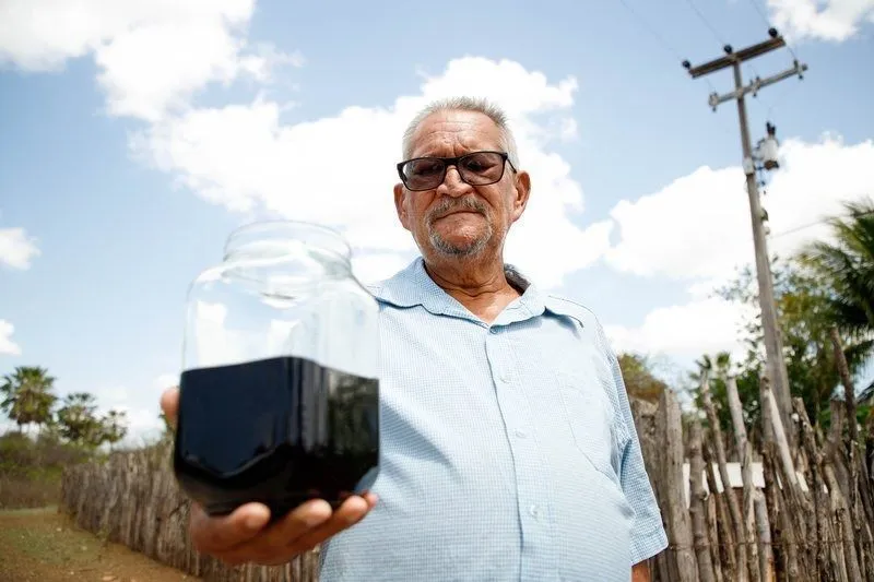 Agricultor no Ceará Desencadeia Investigação sobre Possível Presença de Petróleo Agricultor no Ceará Desencadeia Investigação sobre Possível Presença de Petróleo