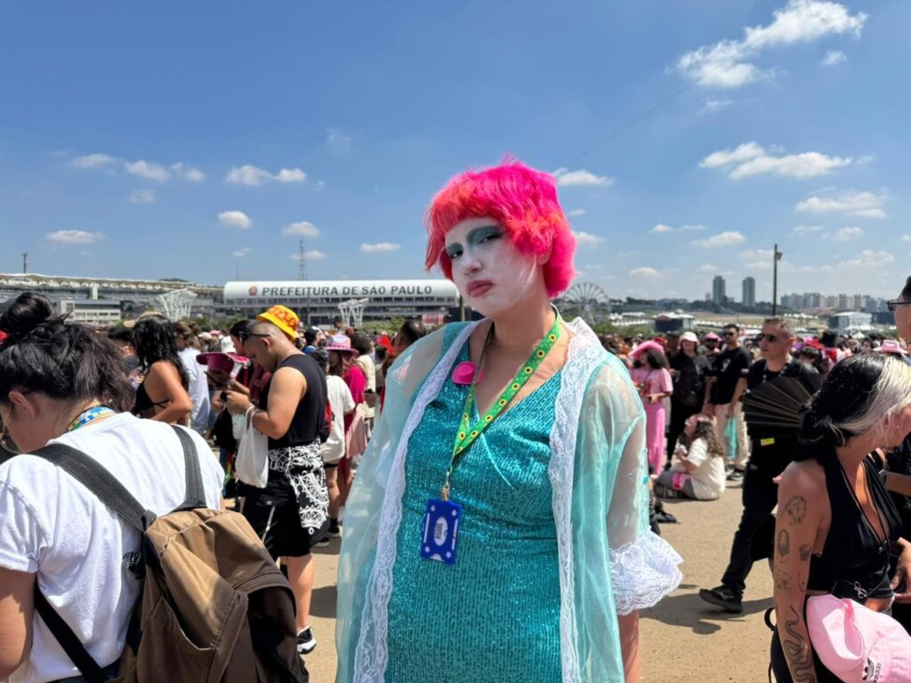 Lollapalooza 2026: Fãs Celebram Cultura Drag na Fila do 2º Dia com Estilo e Alegria
