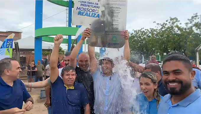 Prefeito Allyson Bezerra Inaugura Adutora do Piquiri e Promove Banho Coletivo em Mossoró Prefeito Allyson Bezerra Inaugura Adutora do Piquiri e Promove Banho Coletivo em Mossoró