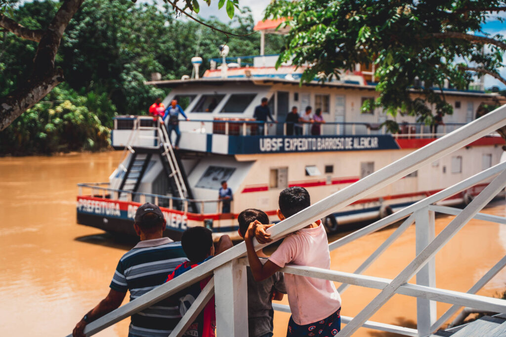 Adaptações Necessárias nas Políticas de Saúde para Comunidades Ribeirinhas no Amazonas