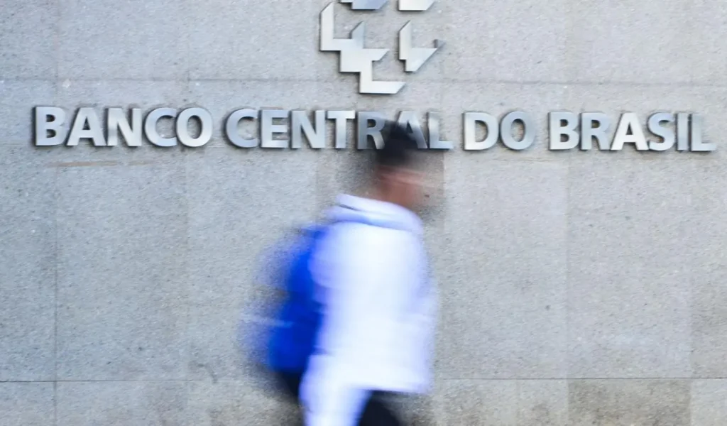 Endividamento das Famílias Aumenta com Juros Altos e Crédito Caro