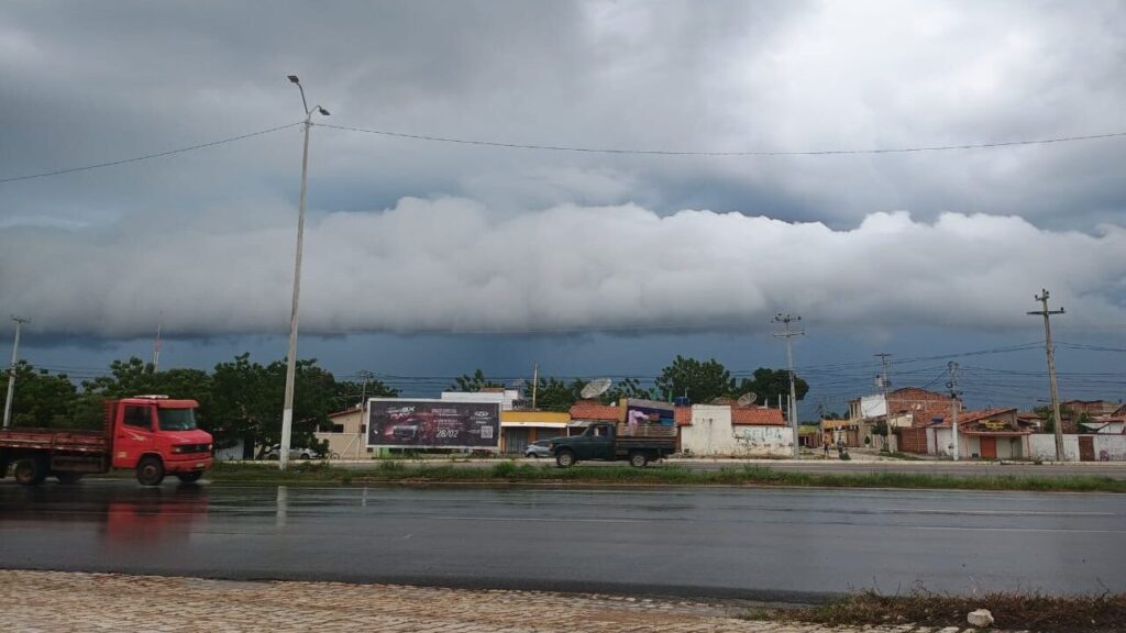 Nuvem Rolo Impressiona Mossoró; Meteorologista Esclarece Fenômeno