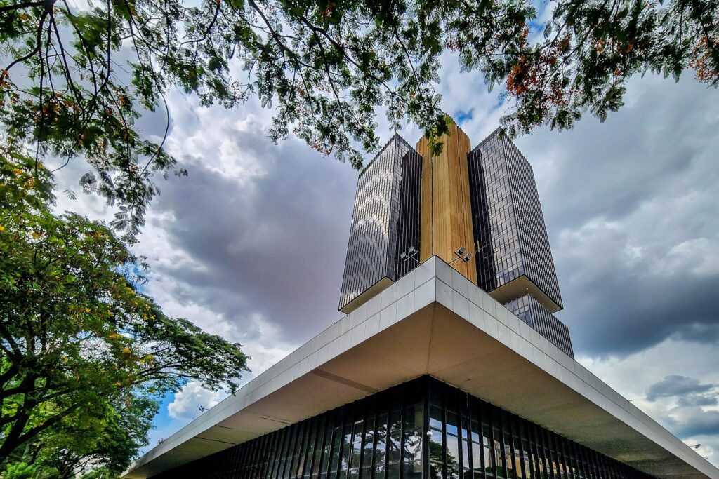 Política Monetária: O Papel do Banco Central na Definição da Taxa de Juros e Seu Impacto Econômico Política Monetária: O Papel do Banco Central na Definição da Taxa de Juros e Seu Impacto Econômico