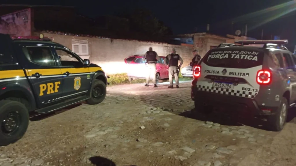 Recuperação de Carro Roubado e Apreensão de Munições na BR-304 em Mossoró
