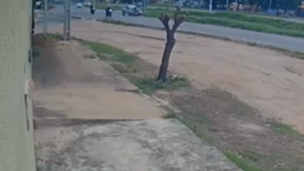 [VÍDEO] Tragédia na BR-304: Motociclista de 71 anos perde a vida após colisão com viatura da Polícia