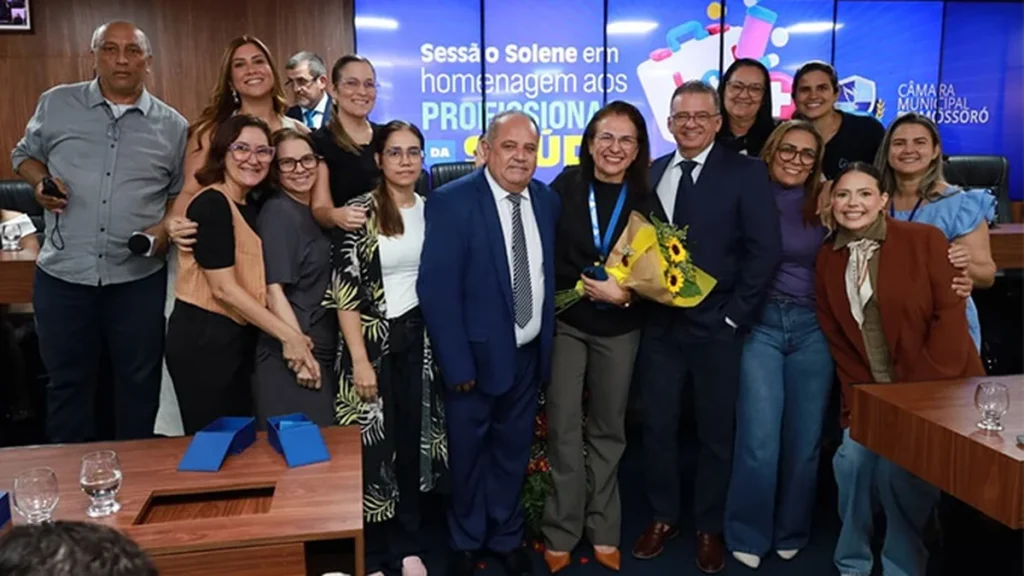 Larizza Queiroz e outros profissionais são homenageados pela Câmara Municipal de Mossoró Larizza Queiroz e outros profissionais são homenageados pela Câmara Municipal de Mossoró
