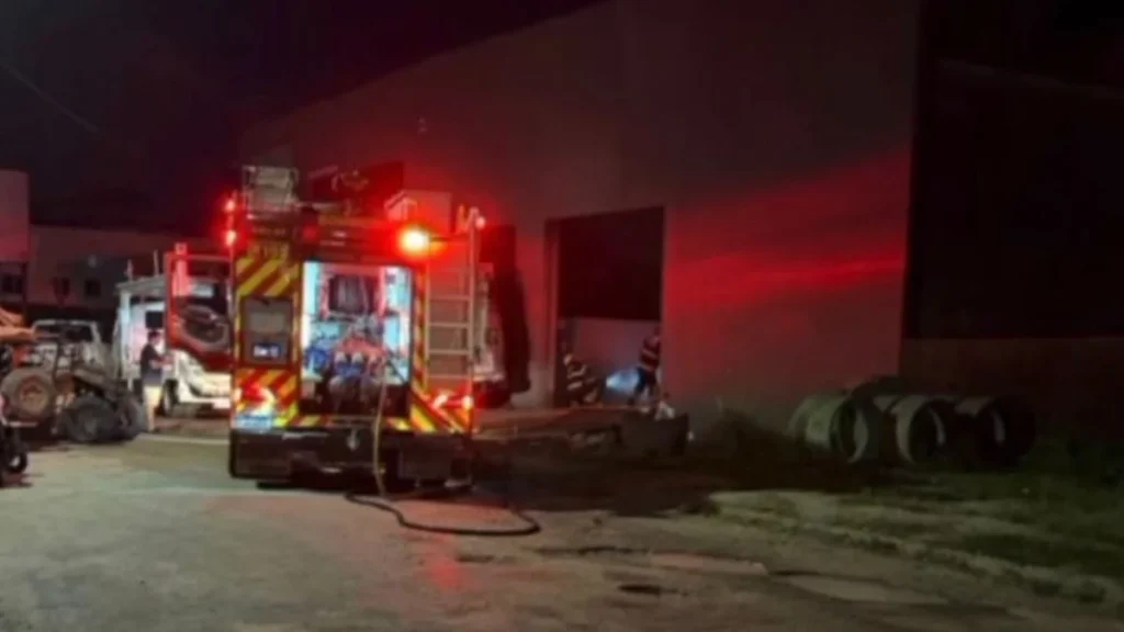 Incêndio destrói veículos de aventura em Parnamirim
