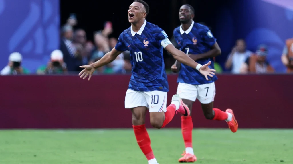 Mbappé se torna maior artilheiro em mata-matas da Copa e ultrapassa ídolos brasileiros