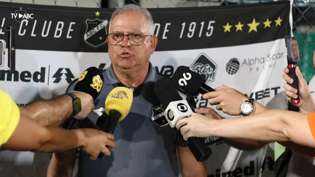 Waguinho destaca força do elenco após vitória decisiva do ABC na Série D