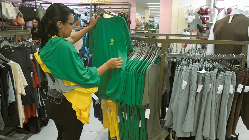 Como comerciantes de Natal enfrentam o desafio de escoar estoque da Copa após eliminação do Brasil