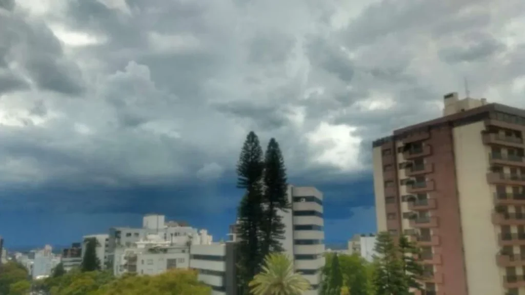 Chuva, Frio e Ciclones marcam o Clima em Julho no Sul do Brasil Chuva, Frio e Ciclones marcam o Clima em Julho no Sul do Brasil