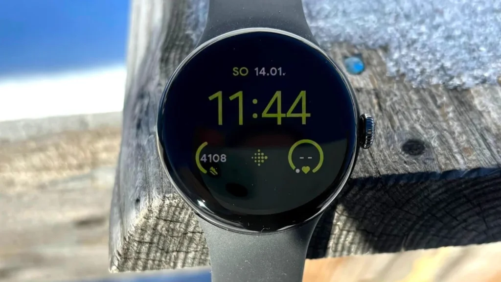 Aplicativo inteligente para Wear OS transforma Pixel Watch em radar de voos em tempo real